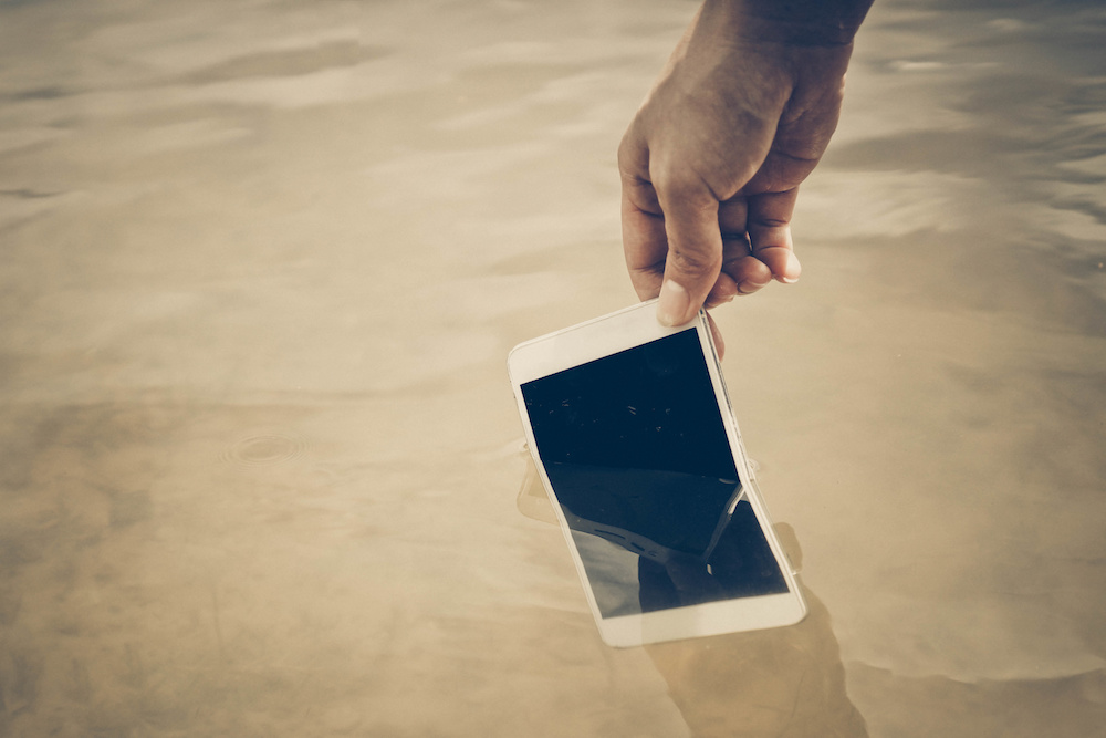 oops vous avez laisse tomber votre smartphone dans leau et maintenant 5d9d10cacbd11